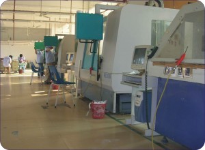 Una fabbrica in Cina oggi, con torni CNC (controllati da computer).